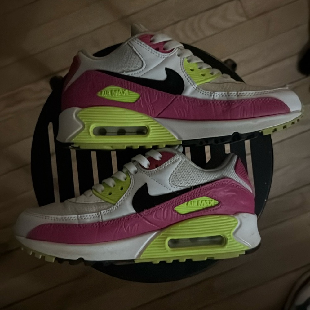 Nike women’s  Air Max 90 ‘Pink Volt’ women’s size 6 6.5 7 38.5